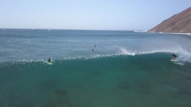 Okyanusta Sörfçülerin Üzerinden Bir Görüntü