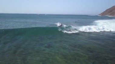Okyanusta Sörfçülerin Üzerinden Bir Görüntü