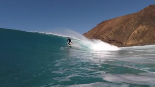 Septiembre 29,2019: surfista montando olas en la isla de fuerteventura — Vídeo de stock