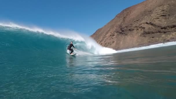 29 september 2019: surfer paardrijden op het eiland Fuerteventura — Stockvideo
