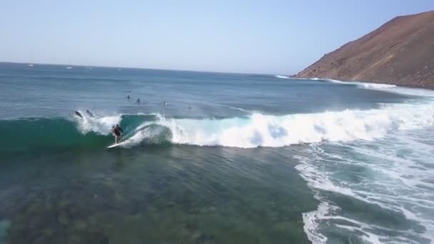 Ein Blick von oben auf die Surfer im Ozean — Stockvideo