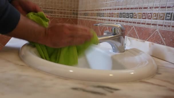 Évier pour personne avec serviette dans la salle de bain — Video