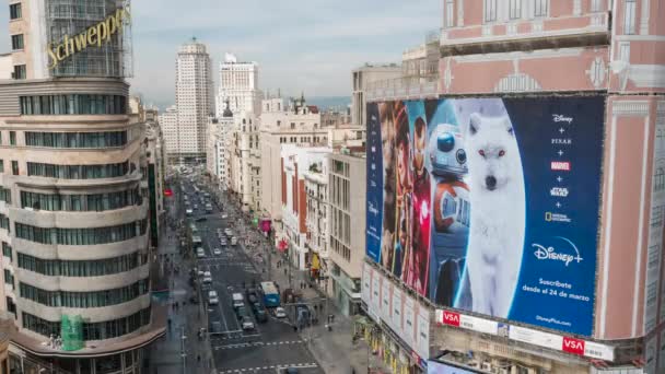 Blick auf die Grand Via, eine Hauptstrasse im Zentrum von Madrid — Stockvideo