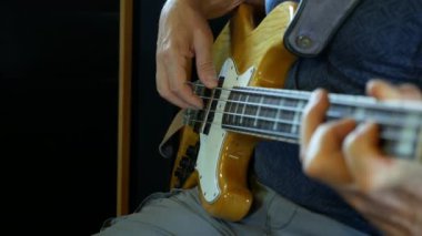 Elektronik bas gitar tellerine yakın plan.