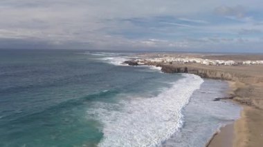 Arkasında bulutlar ve dağ olan bir su kütlesi.