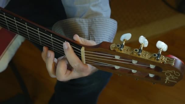 Hand of male musician playing on acoustic guitar — Stock Video
