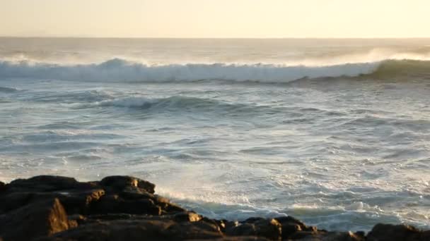 Onde oceaniche atlantiche alla luce del tramonto su fuerteventura — Video Stock