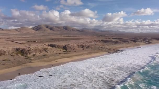 Un cuerpo de agua con una montaña y nubes en el fondo — Vídeos de Stock