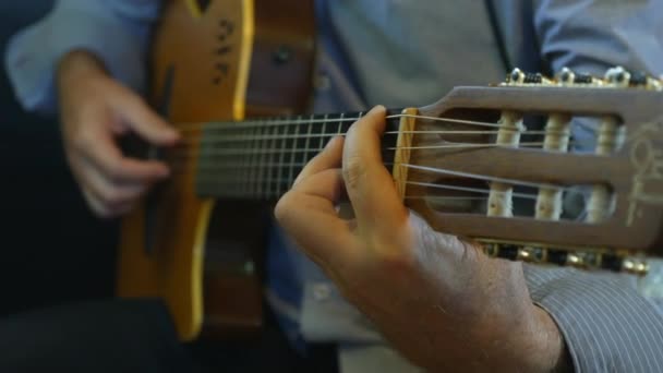 Рука музыканта, играющего на акустической гитаре — стоковое видео
