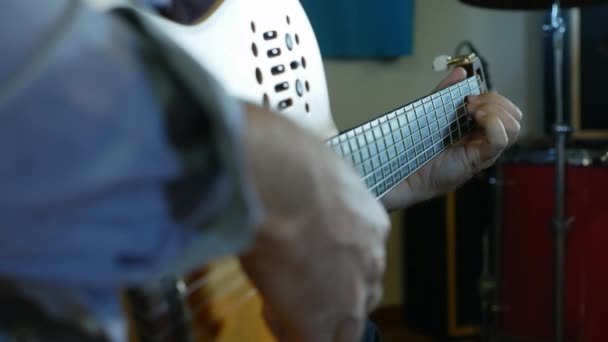 Akustik gitarla çalan erkek müzisyenin eli — Stok video