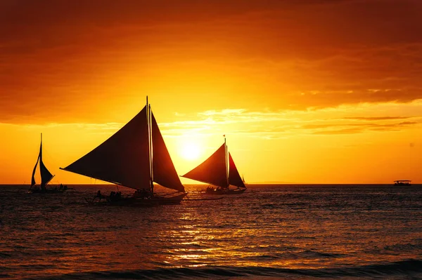 ボラカイ島、フィリピンのヨットと海の夕日 — ストック写真