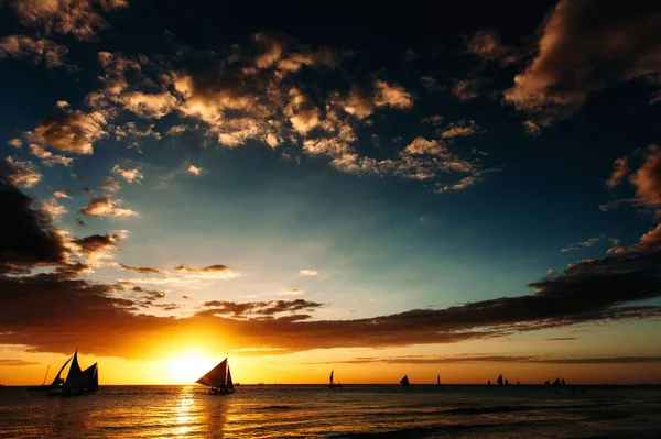 ボラカイ島、フィリピン、海景のヨットで海の劇的な夕日 — ストック写真