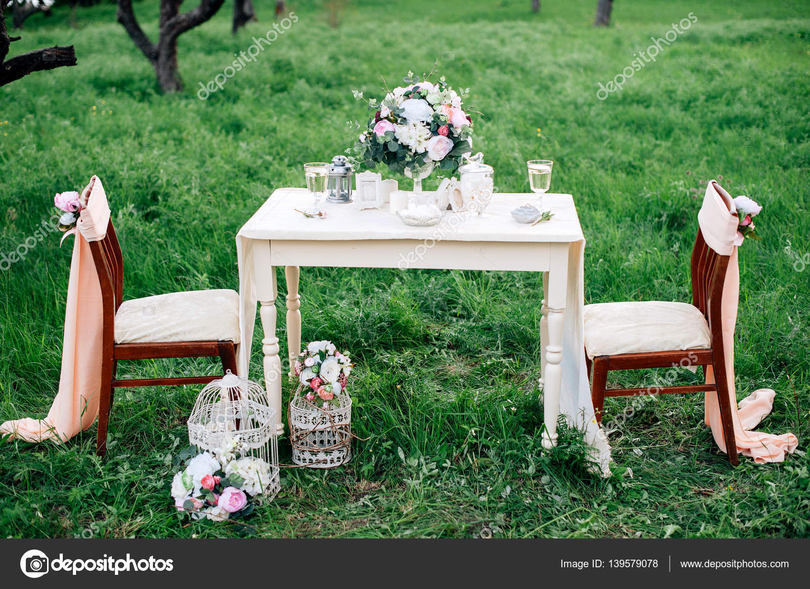 Mesa decorada sirve para dos en el jardín. citas románticas — Foto de stock  #139579078 © Linortis99, image size:1600x1165