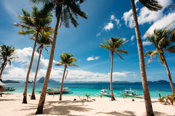 Tropical beach with palm trees, pilippine boats. Paradise. Philippines. — Stock Photo, Image