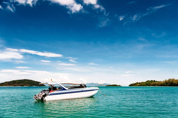 Speed boat in tropical sea. Island on the background. — Stock Photo, Image