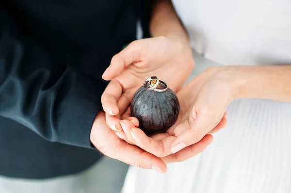 Wedding concept. Bride and groom holding rings in hands — Stock Photo, Image