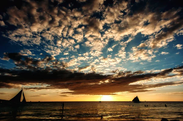 熱帯の国、劇的な雲にヨットで海の夕日。フィリピン — ストック写真