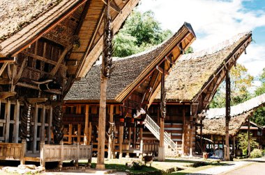 Tongkonan, Texas'ın ve Ahşap oyma ve Resim Sergisi, geleneksel torajan binalar boynuzları ile ev sahipliği yapmaktadır. Tana Toraja, Rantepao, Sulawesi, Endonezya. 