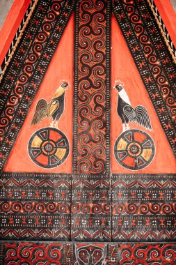 Tongkonan geleneksel oyma ile bina torajan duvarına. Tana Toraja, Rantepao, Sulawesi, Endonezya.