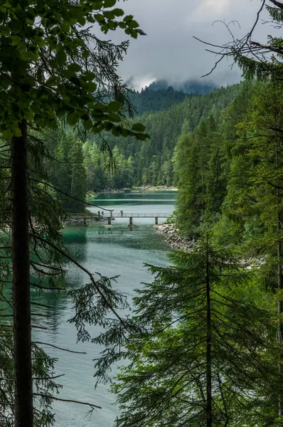 Göl Eibsee, güneyinde Bavyera