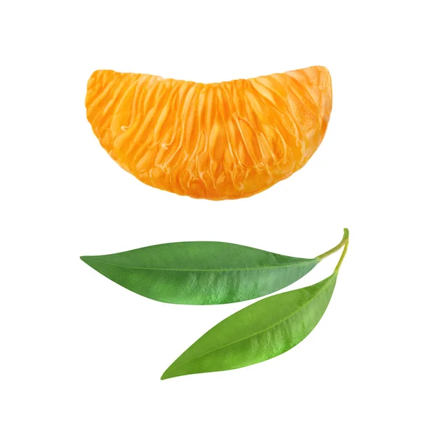 Een segment van een rijpe Mandarijn en twee groene blad citrus geïsoleerd op witte achtergrond. — Stockfoto