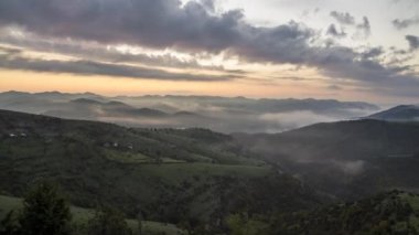 Dağ üzerinde puslu gündoğumu. 