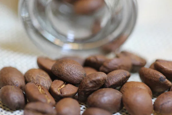 Жареный кофе в зернах с фоном — стоковое фото