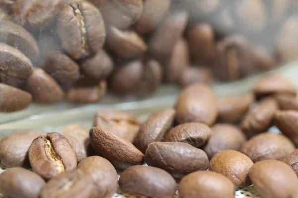 Rostade kaffebönor med bakgrund — Stockfoto