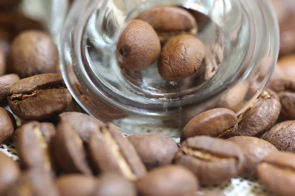 Granos de café tostados con fondo —  Fotos de Stock