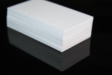 Siyah arka planda bir kartvizit. Model kartvizit