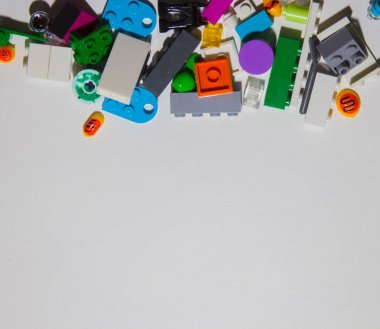 Beyaz arka planda renkli oyuncak tuğlaları. Lego konsepti oynuyorum.. 