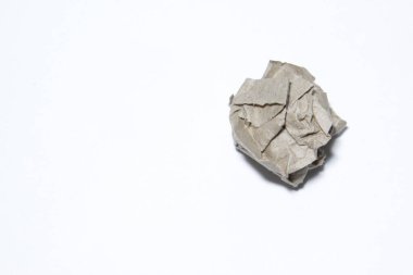 Beyaz arkaplanda buruşmuş beyaz kağıt top.