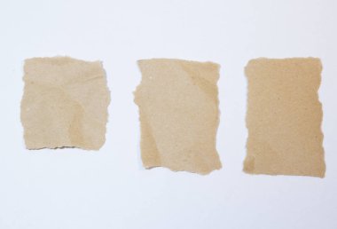 Beyaz arkaplanda parçalanmış ya da yırtılmış kahverengi kağıt koleksiyonu