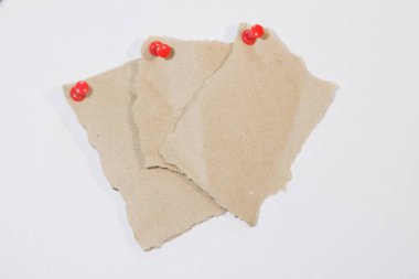 Beyaz arkaplanda parçalanmış ya da yırtılmış kahverengi kağıt koleksiyonu