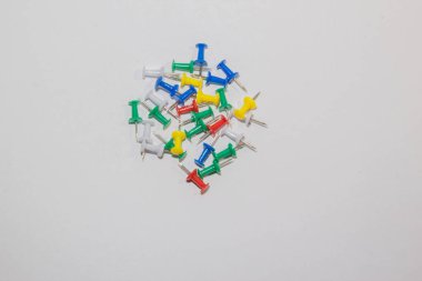 Beyaz arkaplanda kağıt için renk iğneleri