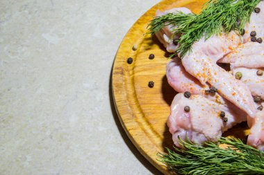 Pişirmeye hazır çiğ tavuk kanadı.