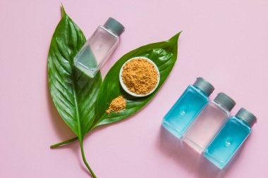 Spa kozmetik seti. Metin için kopyalanma alanı. Üst Manzara. Pembe arkaplandaki düz çizgi.