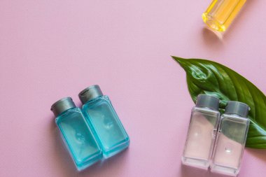 Spa kozmetik seti. Metin için kopyalanma alanı. Üst Manzara. Pembe arkaplandaki düz çizgi.