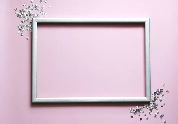 Stříbrný rám s konfety v rozích a prostor pro text na růžovém pozadí. — Stock fotografie
