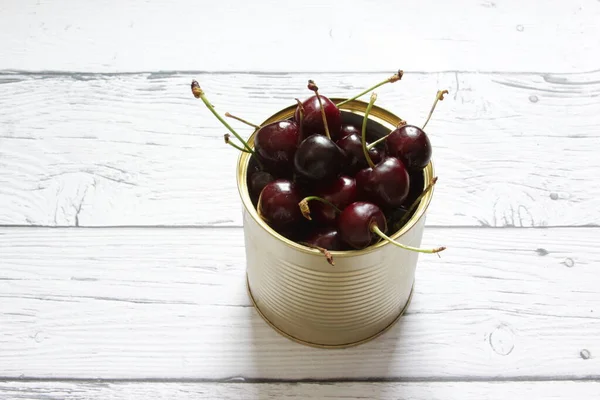 Frische rote Kirschbeeren in einer Blechdose auf weißem Hintergrund. Gesunde Ernährung. — Stockfoto