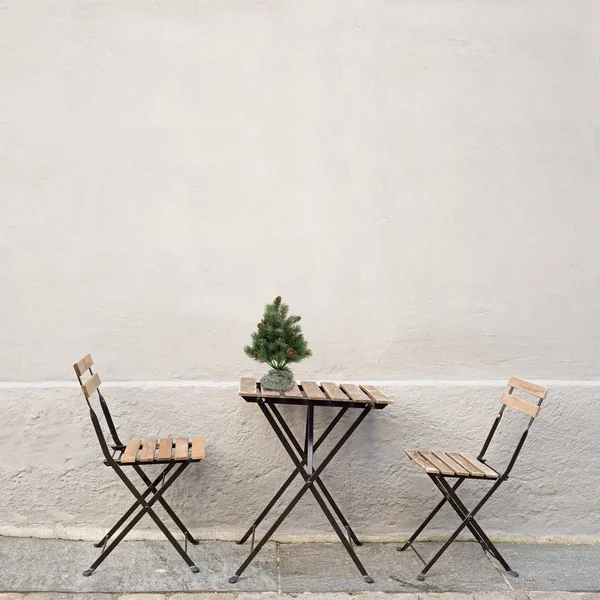 Mesa y dos sillas cerca de la pared —  Fotos de Stock