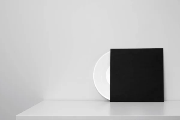 Disque vinyle blanc dans une boîte en papier noir — Photo