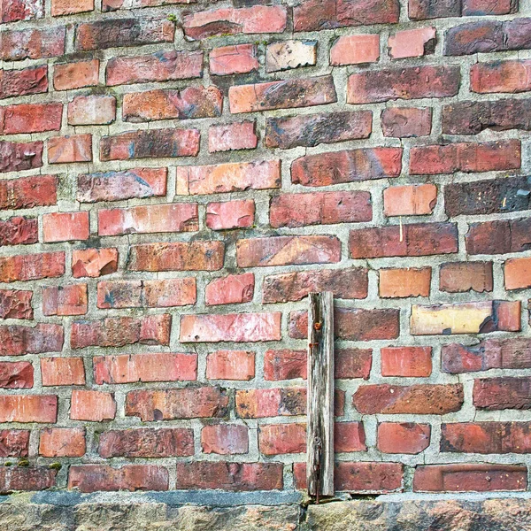 Bunte verlassene Backsteinmauer — Stockfoto