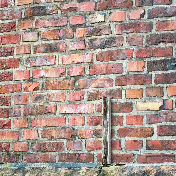 Kleurrijke verlaten bakstenen muur — Stockfoto