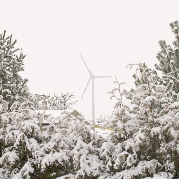 Windkraftanlage im Winter lizenzfreie Stockfotos