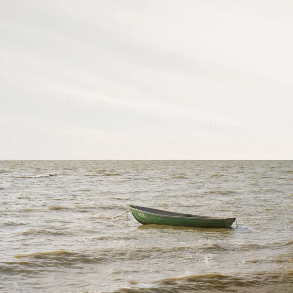 Barca abbandonata galleggiante su un laggon — Foto Stock