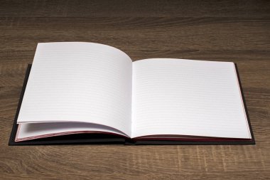 Defter masanın üstünde.