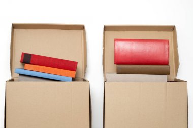 karton kutular dolusu kitap