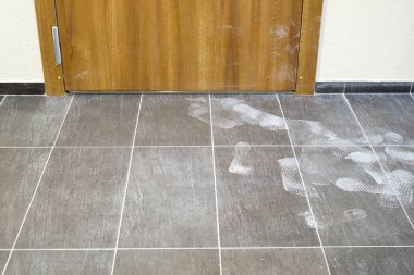 Ayak izleri kiremitli kat