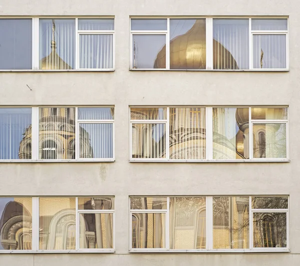 Church reflecting in office windows — Stock Photo, Image